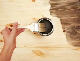 malowanie drewnianej powierzchni